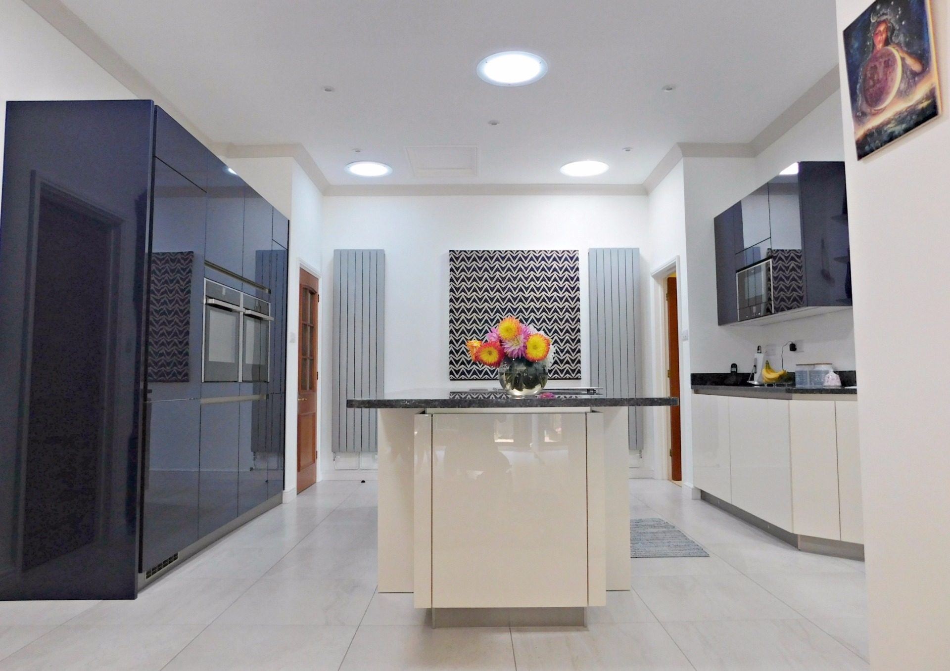 The kitchen build with 5 daylighting systems