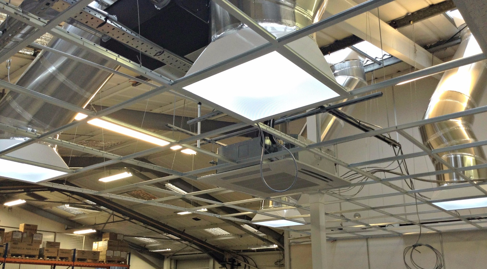 Daylighting system installed up to glass in suspended ceiling